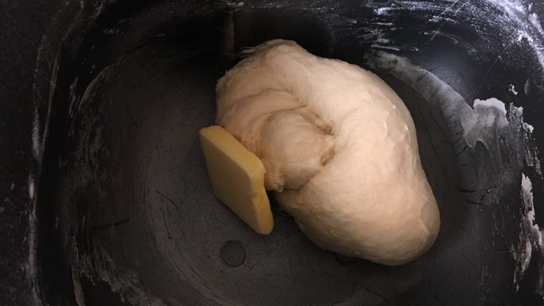 金灿灿的麦穗椰蓉面包,面团揉至光滑放入软化的黄油继续和面