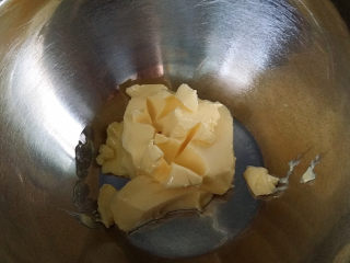 百香果磅蛋糕,黄油提前软化后用打蛋器打至微微顺滑状态