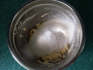 百香果磅蛋糕,随后筛入低筋面粉