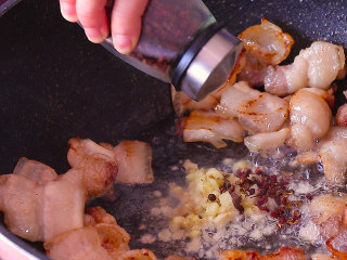 葫芦瓜炒肉,放入姜蒜末和花椒粒炒出香味