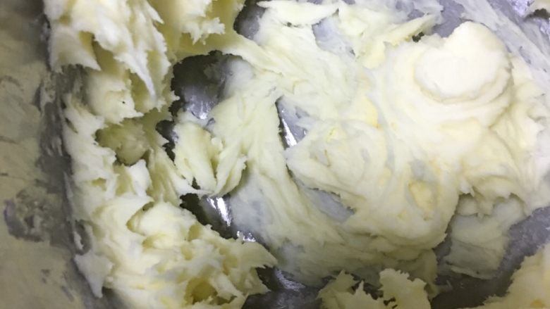 梦幻冰淇淋曲奇,用打蛋器把糖粉混合均匀，不要过度打发