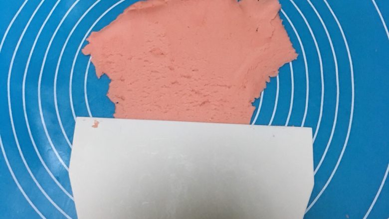 梦幻冰淇淋曲奇,面团加入色素后，用刮板压着混合的会比较均匀