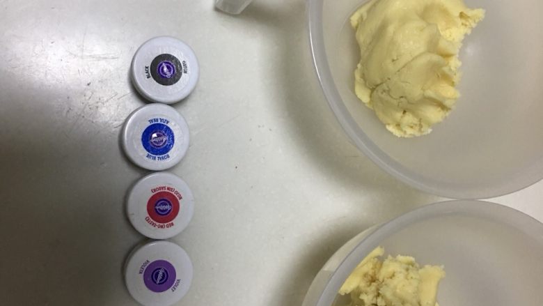 梦幻冰淇淋曲奇,分别进行调色：蓝黑色，粉色，紫色和原色