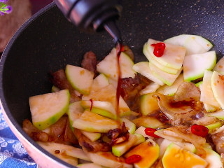 葫芦瓜炒肉,加入生抽和蚝油和一点点盐