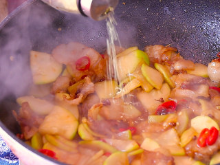 葫芦瓜炒肉,加入一点点鸡精翻炒均匀