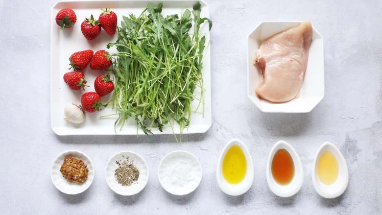 鸡胸肉草莓芝麻菜沙拉,准备好所需食材和调味。