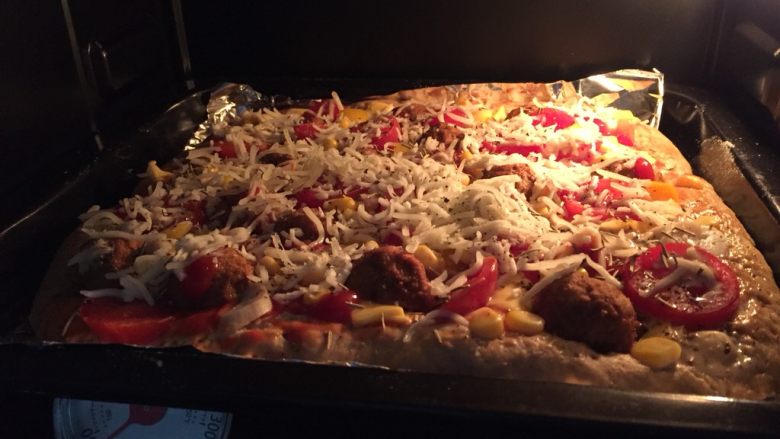 披萨就要自己在家才爽———
杂锦芝士披萨,烤箱预热上下190度烤17分钟