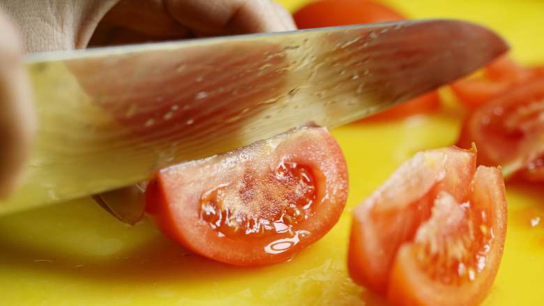西红柿煮蘑菇,<a style='color:red;display:inline-block;' href='/shicai/ 3551'>西红柿</a>去蒂，洗净，先对半切开，然后切小块。