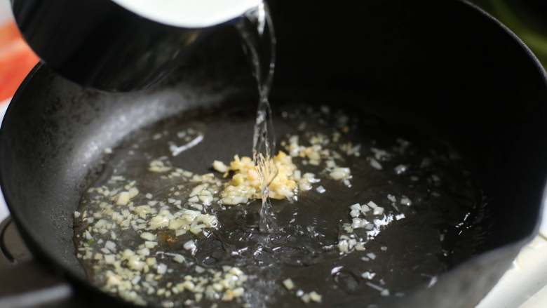 西红柿煮蘑菇,倒入800毫升左右的清水。