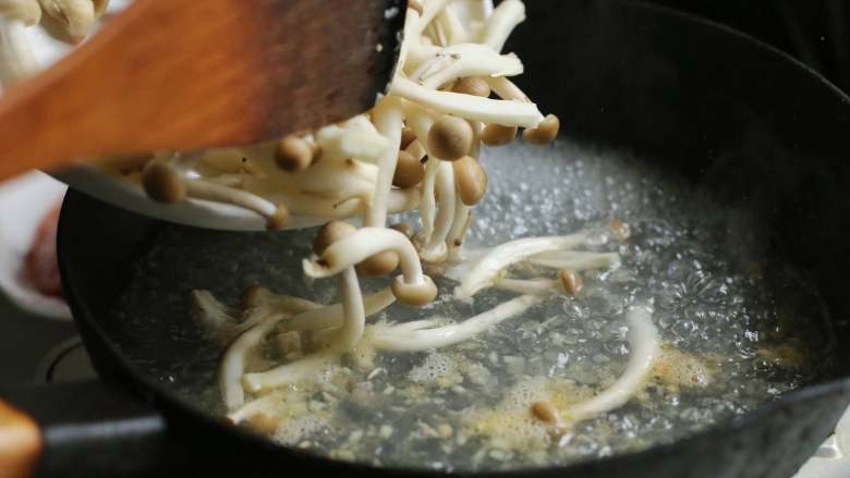 西红柿煮蘑菇,开锅后放入蟹味菇和平菇。