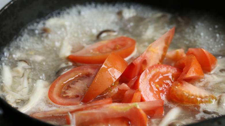 西红柿煮蘑菇,然后放入切好的西红柿块，搅拌均匀，继续煮至开锅。