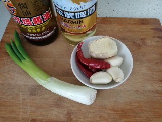 啤酒烧大鹅土豆,备料：哈尔滨啤酒一瓶，红烧酱油，葱姜蒜干辣椒。