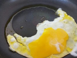 鸡蛋炒面,把鸡蛋放进去煎一下