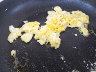 鸡蛋炒面,不用整个的，碎的就可以
