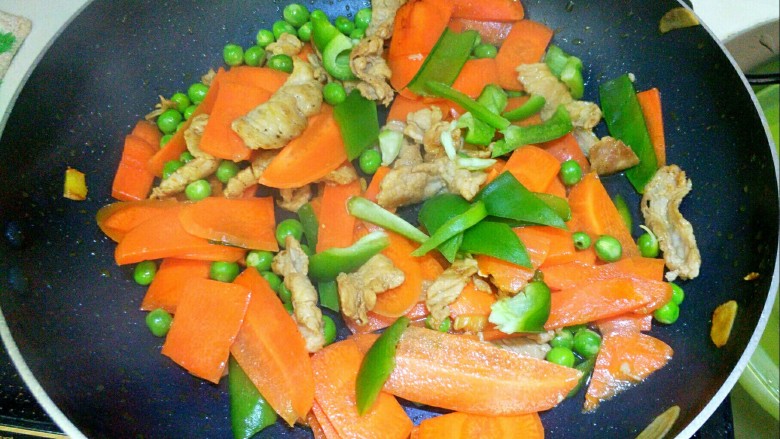 胡萝卜炒豌豆,最后加入青椒，翻炒片刻。