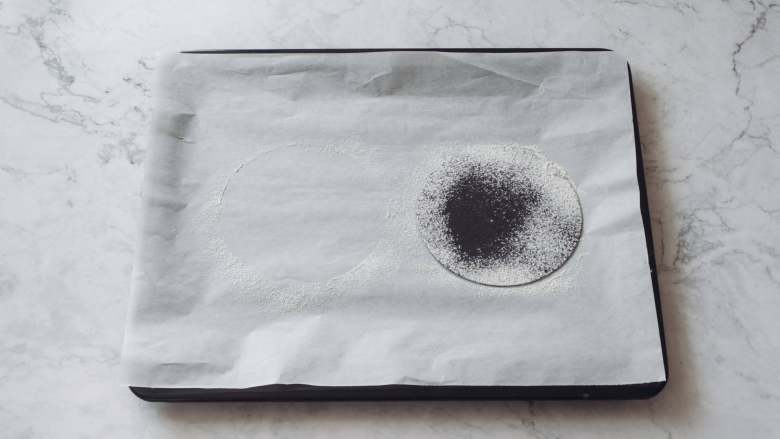 花环泡芙,在烤盘中铺上烘焙纸，拿一个5-6寸左右的模具，撒上面粉印出圆圈