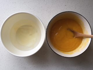 柠檬玛德琳,芒果去皮打成泥，适量加水或奶调整浓稠度，状态和蛋糕糊类似，加入糖混合均匀入微波炉加热至50-60度，吉利丁片入冷水浸泡至软