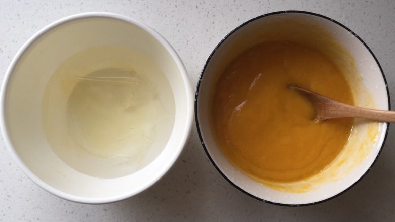 柠檬玛德琳,芒果去皮打成泥，适量加水或奶调整浓稠度，状态和蛋糕糊类似，加入糖混合均匀入微波炉加热至50-60度，吉利丁片入冷水浸泡至软