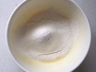 柠檬玛德琳,低粉和泡打粉混合均匀后筛入蛋液中