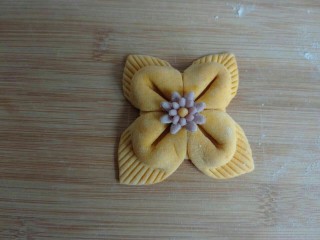 花馍,中间做几个小花或放颗红枣做装饰。