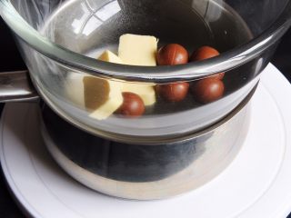 巧克力蛋糕,底部锅中放热水，玻璃盆坐在上面，融化巧克力和黄油。