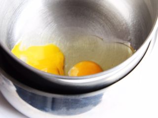 巧克力蛋糕,鸡蛋倒入打蛋盆中，底部锅中放热水加热。