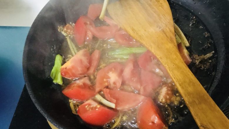 西红柿焖鱼仔仔,用锅中剩下的油炒香葱头、姜丝、西红柿。 