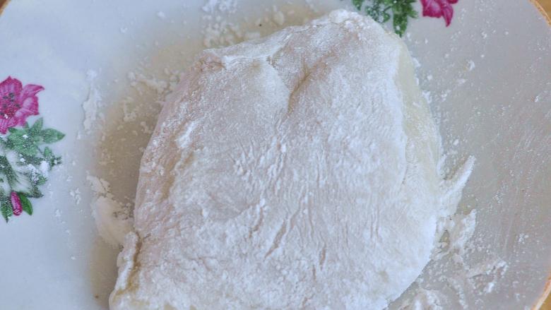 香芋红豆驴打滚,糯米团表面裹上一层熟糯米粉。