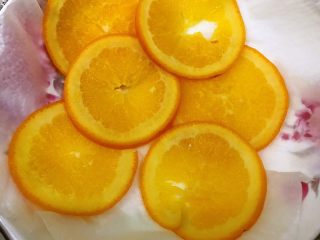 橙香蛋糕卷,煮好后捞出放在厨房纸上吸干水分
