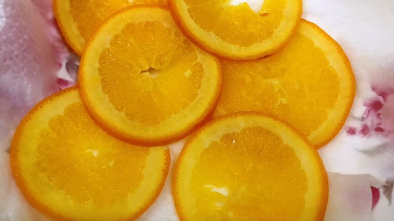 橙香蛋糕卷,煮好后捞出放在厨房纸上吸干水分