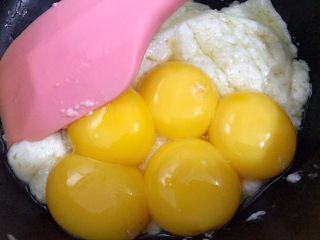 橙香蛋糕卷,鸡蛋分离蛋黄加入低粉里
