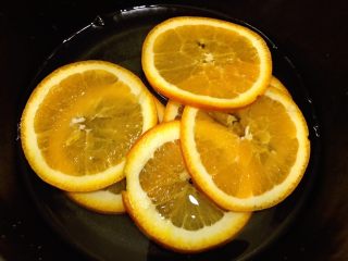 橙香蛋糕卷,加入淹过橙子片的水煮几分钟让橙子变软