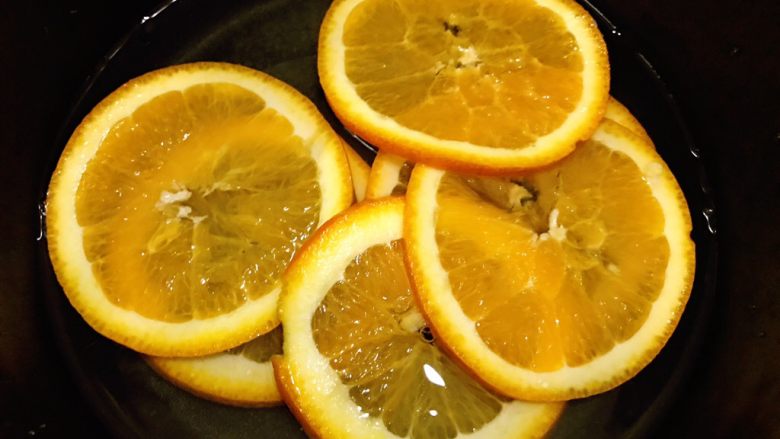 橙香蛋糕卷,加入淹过橙子片的水煮几分钟让橙子变软