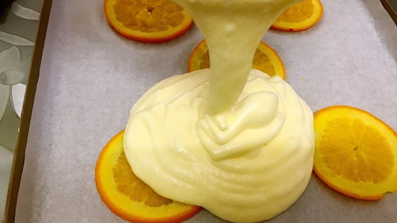 橙香蛋糕卷,混合好的蛋糕糊倒入烤盘里