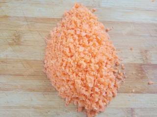 磷虾蛋卷,胡萝卜去皮切成碎末