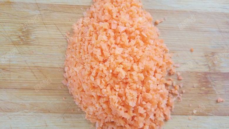 磷虾蛋卷,胡萝卜去皮切成碎末