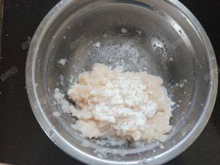 磷虾蛋卷,加入少许淀粉搅拌均匀
