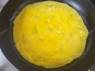 磷虾蛋卷,平底锅加热，刷少许油，倒入蛋液煎成蛋皮。三个土鸡蛋分两次煎成两个蛋皮