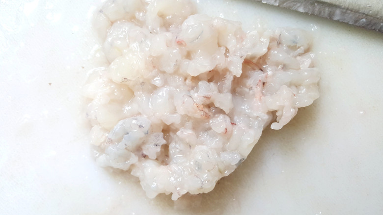 ~水晶虾饺,虾仁剁碎，放入碗中。