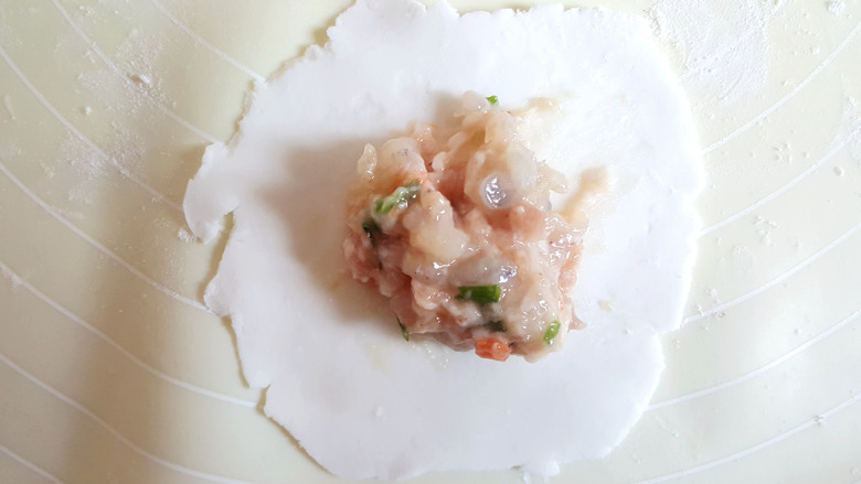 ~水晶虾饺,取其中一段，摊平，放入馅料。