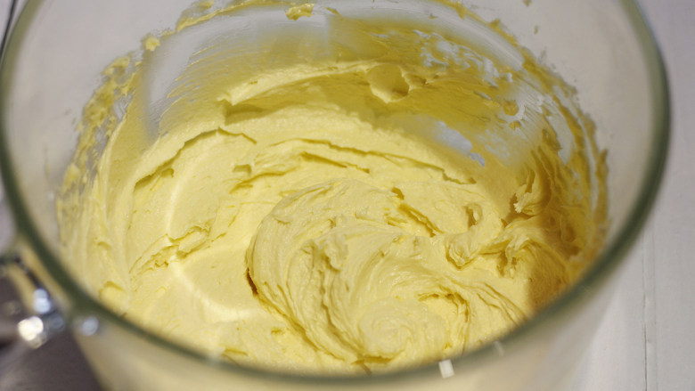 口感酥脆轻盈的香草磅蛋糕,打发好的黄油细腻呈奶油状