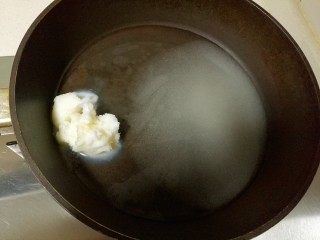 老婆饼,制作糯米馅，将水，细砂糖，猪油一起倒入锅里。