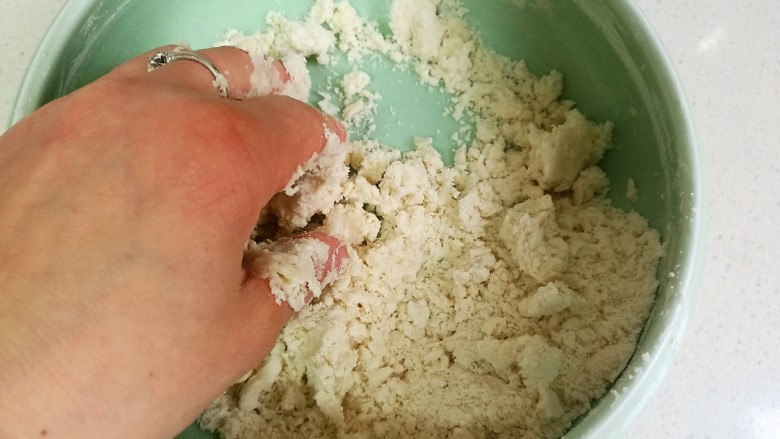 老婆饼,把面粉和猪油用手抓捏并不断揉搓，让面粉和猪油充分的混合在一起。