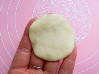 老婆饼,取一块静置好的水油皮面团，按扁成为圆形。