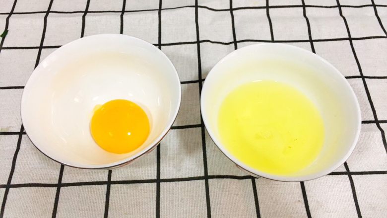 宝宝辅食8M➕：翡翠虾丸,鸡蛋蛋清分离，取三分之一的蛋清