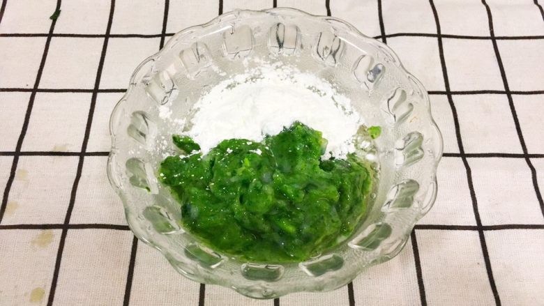 宝宝辅食8M➕：翡翠虾丸,将淀粉和虾泥放入菠菜虾泥中