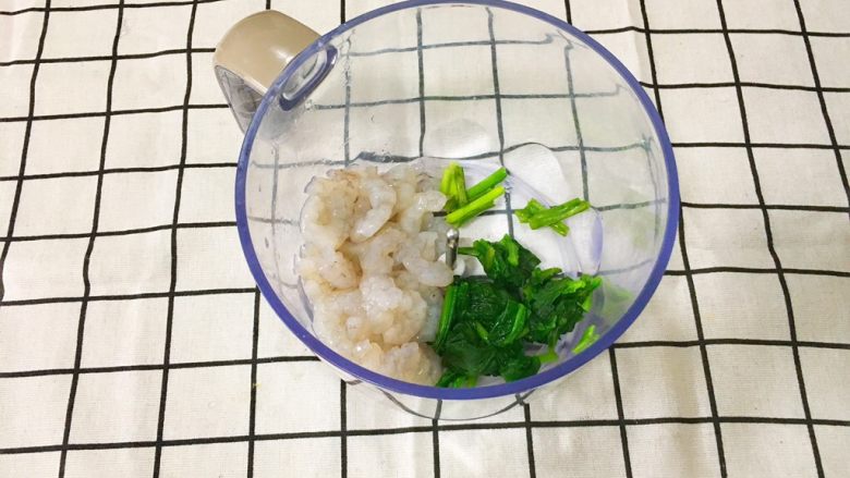 宝宝辅食8M➕：翡翠虾丸,将菠菜切小段，虾仁切小块后放入料理机中（觉得腥的话可以再加入一点点葱或者滴几滴柠檬汁）