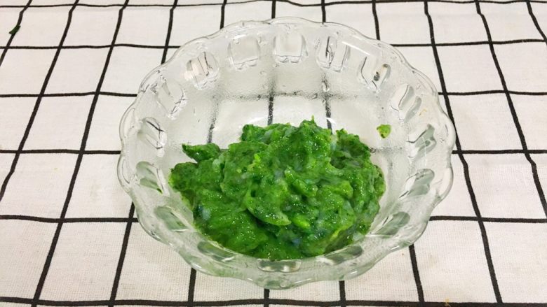 宝宝辅食8M➕：翡翠虾丸,用料理棒搅打成菠菜虾泥