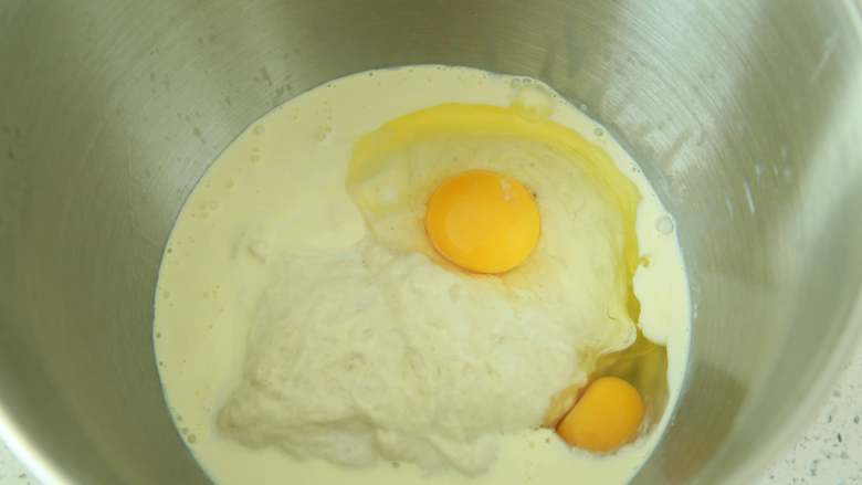 彩虹吐司(完美超长拉丝),发酵好的种面撕成小块，加入牛奶、细砂糖、烘焙奶粉
