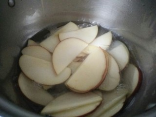 玫瑰苹果挞,锅中烧开水加1勺糖，把苹果片放进去